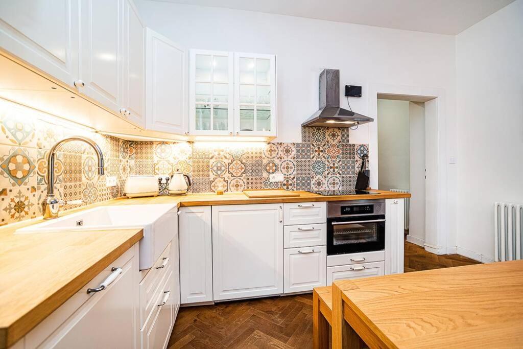 Elegant, Modern, 2-Bed Flat By Museum Of Prague 아파트 외부 사진